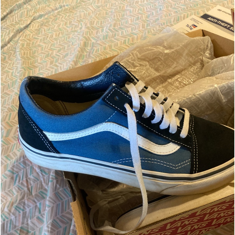 Gently used sneakers 
Brand Vans
Size 6.5 Mens 8 Women’s 
Old Skool
Skater shoes